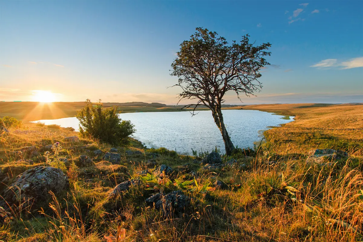 Coucher de soleil sur le lac de Saint-Andéol et reflets dans l'eau