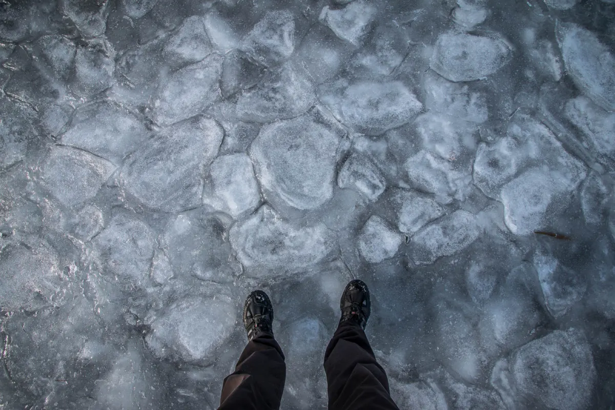 Marche sur la couche de glace du lac de Saint-Andéol gelé