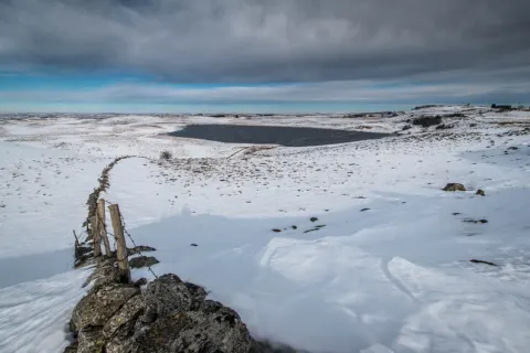 Étendues immaculées de neige autour du lac de Saint-Andéol