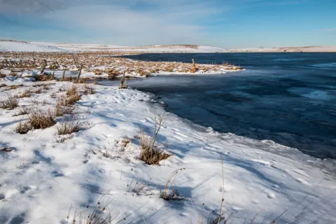 Promenade en hiver dans la neige vers le lac de Saint-Andéol