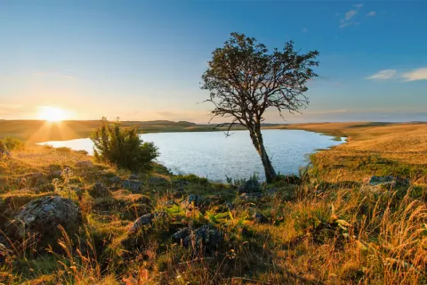 Coucher de soleil sur le lac de Saint-Andéol et reflets dans l'eau