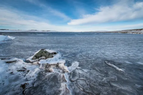 Cristaux de glace et neige au bord de l'eau du lac de Saint-Andéol