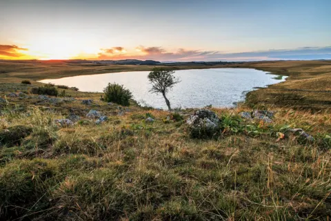 Dernières lueurs du soleil couchant au lac de Saint-Andéol
