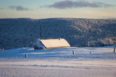 Buron sur le plateau de l'Aubrac en hiver